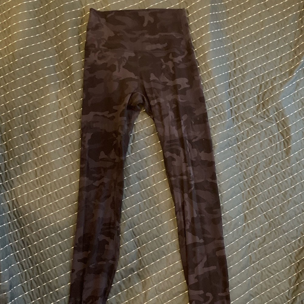 black camo lulu leggings